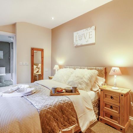 Caner Bach Lodge Bridgend  Esterno foto